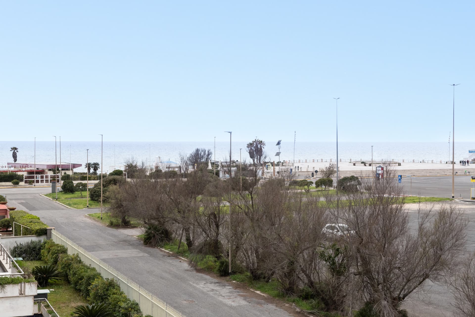 Strada e verde verso il lungomare